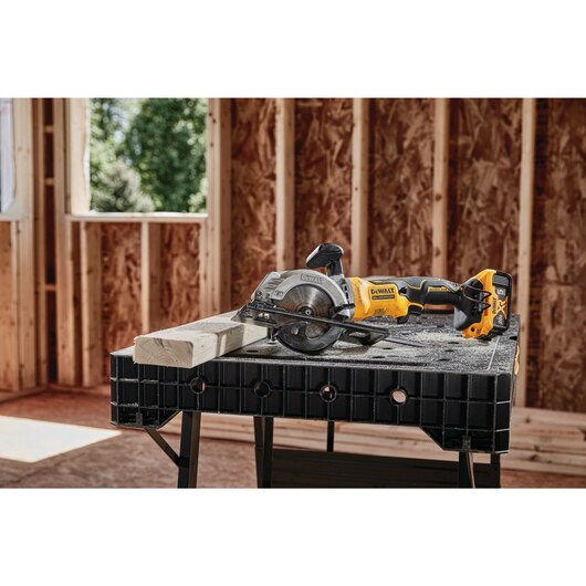 DeWALT DCS571P1 ATOMIC 20V MAX Brushless 4-1/2 In. Cordless Circular Saw Kit