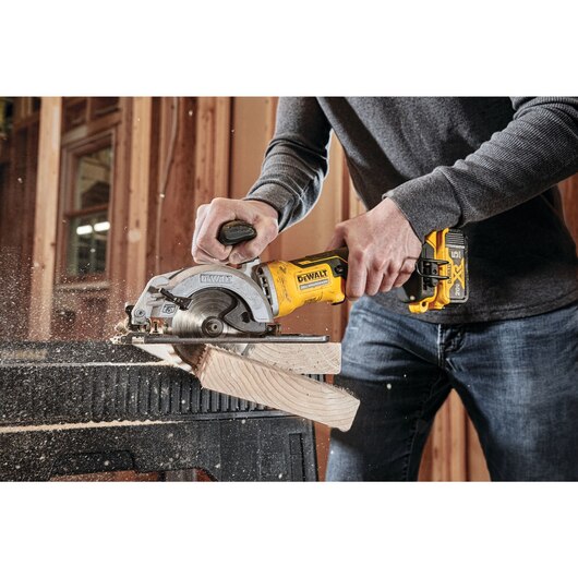 DeWALT DCS571P1 ATOMIC 20V MAX Brushless 4-1/2 In. Cordless Circular Saw Kit