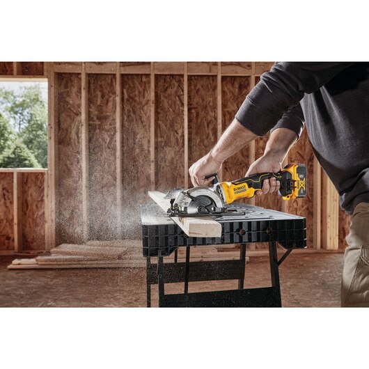 DeWALT DCS571P1 ATOMIC 20V MAX Brushless 4-1/2 In. Cordless Circular Saw Kit