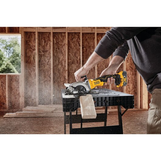 DeWALT DCS571P1 ATOMIC 20V MAX Brushless 4-1/2 In. Cordless Circular Saw Kit